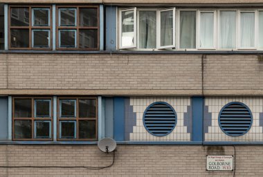 Batı Londra, İngiltere - 23 Ağustos 2025 - Holmefield House 'un çok katlı çerçeveli pencereler, blok duvarlar ve havalandırma delikleri de dahil olmak üzere çeşitli tarzları olan görüntüsü. Holmefield Malikanesi Batı Londra 'daki Colne Yolu' ndaki belediye binası. Duvar kağıdın olarak kullan..