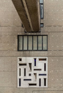 Trellick Kulesi 'nin eşsiz estetik ve statüsüyle tanınan bir bölümü, ham beton yüzeylerin (bton brut) kullanımı ile karakterize edilen Brutalist mimarinin önemli bir örneği olarak genellikle hem iç hem de dış ortamda korunmasız bırakılır..