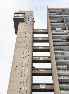 Trellick Kulesi olarak bilinen uzun ve beton bina, Brutalist mimarinin önemli bir örneği olarak benzersiz estetiği ve statüsüyle tanınmakta olup, bu yapı genellikle ham beton yüzeylerin (bton brut) kullanımı ile karakterize edilmiştir.