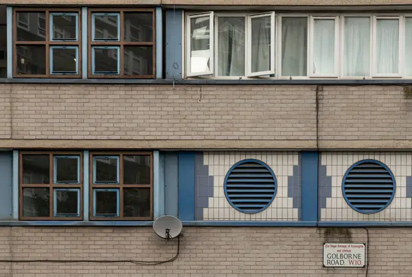 Batı Londra, İngiltere - 23 Ağustos 2025 - Holmefield House 'un çok katlı çerçeveli pencereler, blok duvarlar ve havalandırma delikleri de dahil olmak üzere çeşitli tarzları olan görüntüsü. Holmefield Malikanesi Batı Londra 'daki Colne Yolu' ndaki belediye binası. Duvar kağıdın olarak kullan..