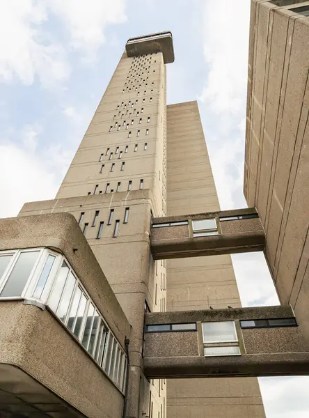 Trellick Kulesi olarak bilinen uzun ve beton bina, Brutalist mimarinin önemli bir örneği olarak benzersiz estetiği ve statüsüyle tanınmakta olup, bu yapı genellikle ham beton yüzeylerin (bton brut) kullanımı ile karakterize edilmiştir.