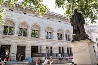 Ulusal Portre Galerisi, özellikle Henry Irving 'in heykelinde karşılaşılan, Portland' daki bir taş heykel üzerinde bronz bir heykel olan,.