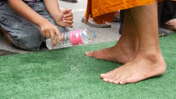 Saraburi Thailand July 2022 Буддисти Миють Ноги Монаха Фестивалі Квіткових — стокове відео