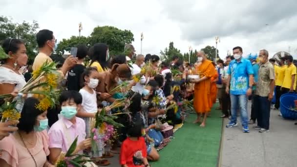 Saraburi Thailand July 2022年7月13日 佛教徒在Phra Phutthabat寺佛教斋戒日期间参加佛教传统中的僧人献花节 功德花节 — 图库视频影像