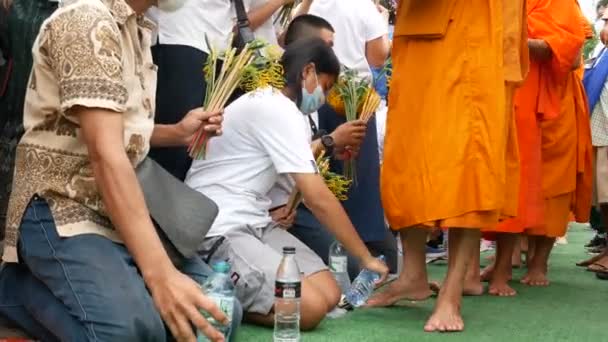 Saraburi Tajlandia Lipiec 2022 Buddyści Myjący Stopy Mnicha Festiwalu Ofiar — Wideo stockowe