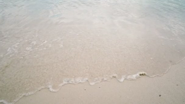 4K快乐新年2023 编号2022写在沙滩上 海浪飞溅到2023 倒计时快乐新年从2022年到2023视频背景 — 图库视频影像