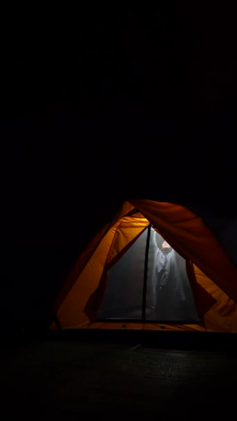Vertikální Záběry Turistů Karavan Zhasnout Žárovku Jejich Stanu Noci Takže — Stock video