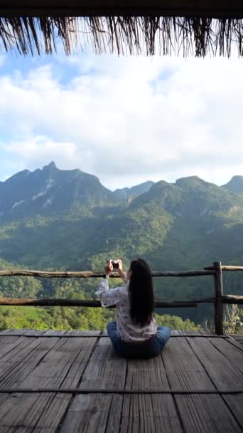 Vertikala Bilder Glad Asiatisk Kvinna Turist Sitter Lokala Bungalow Terrass — Stockvideo
