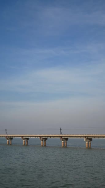 铁路轨道桥白天在河上的垂直镜头 — 图库视频影像