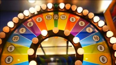 Retro renkli kumarhane oyunu dolabının kumar makinesinin ışıkları yanıp sönüyor. İflas, başarı ve yeni başlangıç noktalarıyla dönen bir oyun. slot makinesi kumar kamera arkaplanı