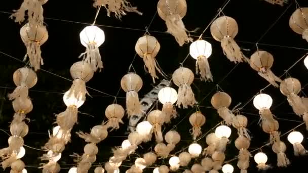 Lumière Nombreuses Lanternes Lanna Suspendues Autour Temple Balançant Vent Pendant — Video