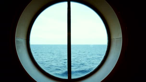 Widok Okna Okręgu Rejs Widokiem Odległe Fale Morskie Podczas Żeglugi — Wideo stockowe
