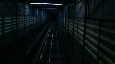 İnsanları ya da eşyaları karanlık tünele taşımak için asansör.