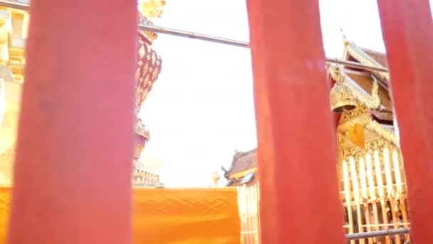 Буддисты Пишут Свое Желание Золотом Колоколе Висят Заборе Храма Солнечном — стоковое видео