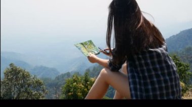 Cep telefonu konsepti uygulaması ile teknoloji. Asyalı turist kadın dağ doğa görünümü ile arama turu ve seyahat bilgileri için akıllı telefon mobil ve harita üzerinde uygulama dokunma ekranı kullanın