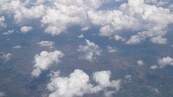 Vista Aérea Hermosas Nubes Blancas Esponjosas Flotando Sobre Suelo Para — Vídeos de Stock