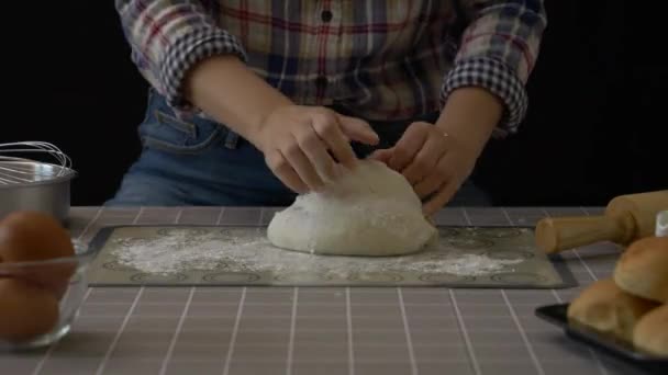Ремесленный Хлеб Работающий Тестом Хлеб Ручной Работы Кухне Инструментами Хлебопекарного — стоковое видео