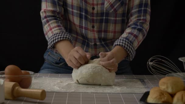 Rzemieślniczy Chleb Pracujący Ciastem Ręcznie Robiony Chleb Ugniatający Mąką Kuchni — Wideo stockowe