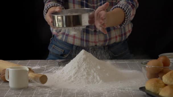 Preparação Massa Pão Artesanal Use Peneira Escorredor Para Peneirar Farinha — Vídeo de Stock