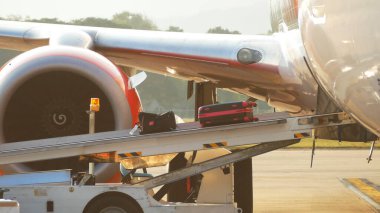 Havaalanından ayrılmadan önce taşımacılıktan uçağa bavul taşıma işlemi