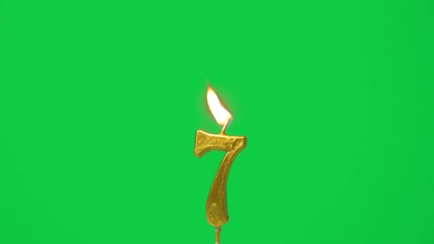 无缝环绕着的烛光 七号金色的烛光为第七年的庆祝会点燃了 绿屏背景下的烛芯摇动和闪烁火焰 水平帧速率60P — 图库视频影像