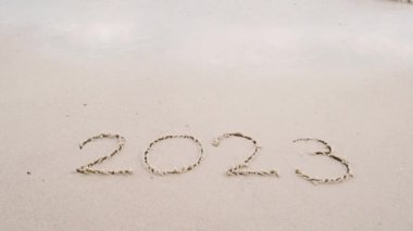 4K mutlu yıllar 2024 numara, kumlu sahillerde yaz, okyanus dalgaları 2024 'e sıçradı, mutlu yıllar için 2023' ten 2024 'e kadar geri sayım başladı.