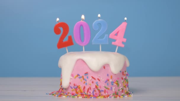喜庆新年2024 喜庆新年的烛号2024的可爱蛋糕的无缝环路被点燃 烛光摇曳的火焰 蓝色背景的闪闪 水平的 — 图库视频影像