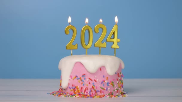 받으세요 2024 번호와 귀여운 케이크의 원활한 2024 파티에 스웨이에 화염과 — 비디오
