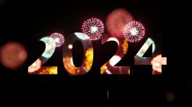 4 bin. 2024 yılının havai fişeksiz döngüsü. Yeni yıl arifesi geri sayım kutlamaları boyunca karşılanıyor. Gökyüzünde gerçek aydınlatıcı havai fişek festivali.