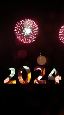Dikey 4K. 2024 yılının havai fişeksiz döngüsü. Yeni yıl arifesi geri sayım kutlamaları boyunca karşılanıyor. Gökyüzünde gerçek aydınlatıcı havai fişek festivali.