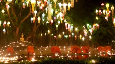 CHIANG MAI, THAILAND 12 Kasım 2019 'da Tayland' ın kuzeyinde Loy Krathong Festivali sırasında Yi Peng geleneğindeki tapınakta Tayland rahipleri oturup Buda heykeline boyun eğdiler.