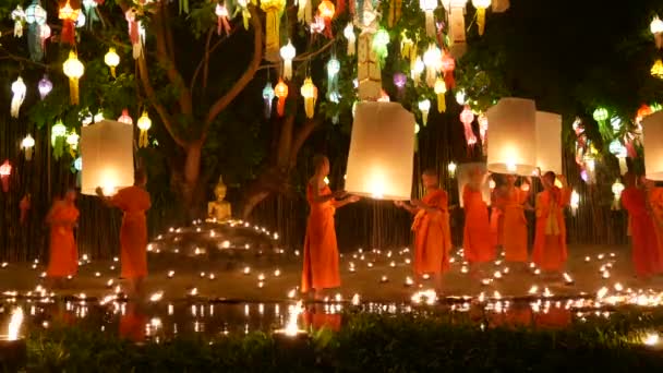 Chiang Mai Tailandia Noviembre Monje Tailandés Lanza Linternas Flotantes Cielo — Vídeos de Stock