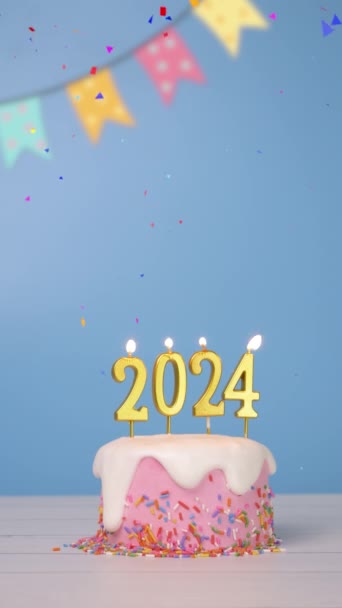 明けましておめでとうございます 2024 新年の祝賀パーティーのための黄金のろうそく番号2024のかわいいケーキのシームレスなループは 青い背景 垂直に隔離されたカラフルな菓子と狩猟旗で点灯されました — ストック動画