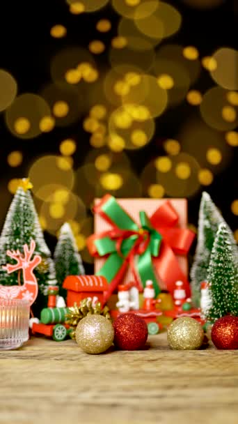Cutia Cadou Crăciun Cadou Panglică Roșie Verde Masă Lemn Ornamente — Videoclip de stoc