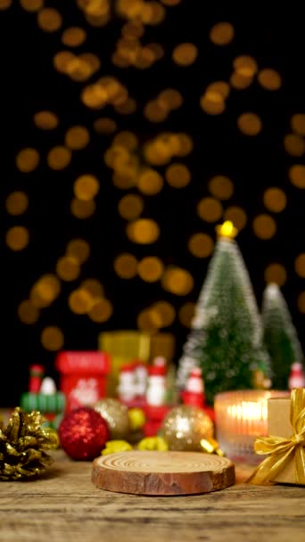 节日期间 空的木制商品展台 在木制桌子上摆设圣诞装饰品 用于促销和营销 节日快乐 — 图库视频影像