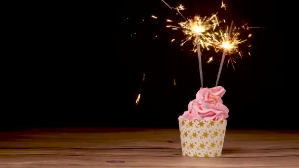 Cupcake Celebración Colores Brillantes Decorado Con Dos Bengalas Ardientes Reales — Vídeos de Stock