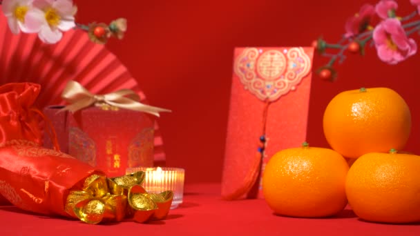 中国农历新年红色背景的回圈 中国古代金条 装在丝绸包里 红包里 红包里 红包里 红礼盒里 有美好的祝福 — 图库视频影像