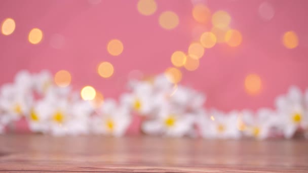 浪漫的爱情关系概念 红色卡车在皮卡后面载着一朵大花 为情人节送花 背景为粉色 花田模糊 灯火通明 — 图库视频影像