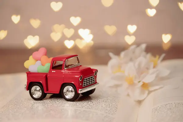 Rode Vrachtwagen Dragen Kleurrijke Hart Achterkant Van Pick Voor Levering — Stockfoto
