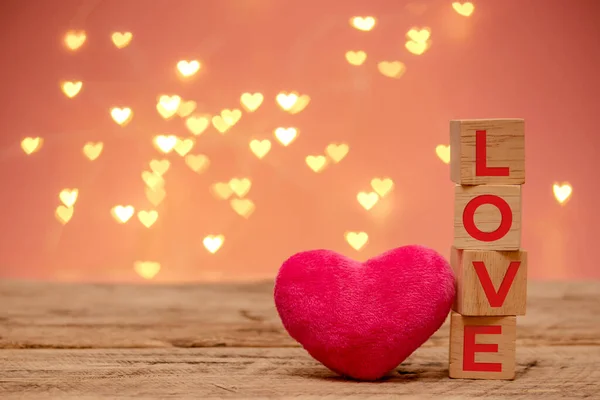 Ξύλινη Κύβος Κόκκινο Κείμενο Αγάπη Και Μικρό Ροζ Χνουδωτή Καρδιά — Φωτογραφία Αρχείου