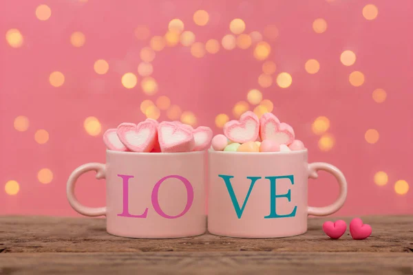 Ζευγάρι Ροζ Φλιτζάνι Καφέ Γράφοντας Λέξη Αγάπη Δίπλα Σχήμα Καρδιάς — Φωτογραφία Αρχείου