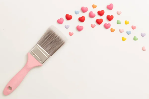 Roze Houten Handvat Verf Borstel Schilderen Kleurrijke Kleine Hartvormig Geïsoleerd — Stockfoto