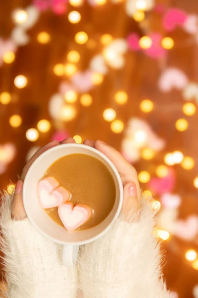 Mão Mulher Com Suéter Segurando Xícara Café Com Forma Coração — Fotografia de Stock