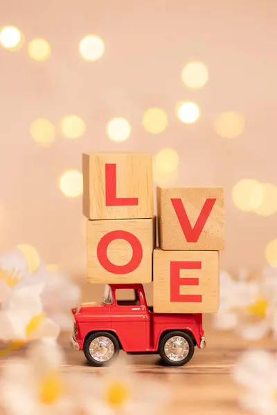 Brinquedo Caminhão Vermelho Carregando Cubo Madeira Com Texto Amor Parte — Fotografia de Stock