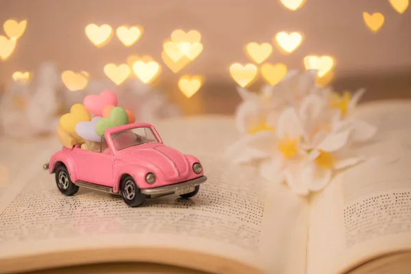Vintage Ροζ Μετατρέψιμο Αυτοκίνητο Φέρει Πολύχρωμη Καρδιά Μέσα Για Την — Φωτογραφία Αρχείου