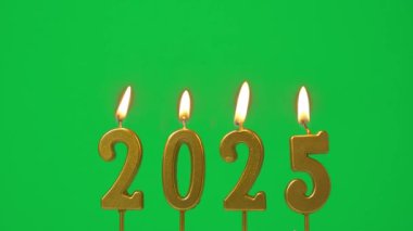 Mutlu yıllar 2025, 2025 numaralı altın mumun kusursuz döngüsü yeni yıl kutlaması partisi için yakıldı. Candlewick salınımında alevler yeşil ekran arka planında izole, yatay çerçeve hızı 60P