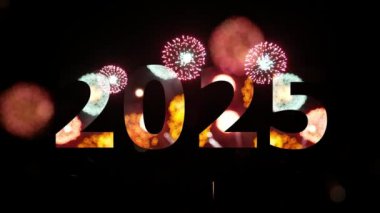 4 bin. 2025 yılının havai fişeksiz döngüsü. Yeni yıl arifesi geri sayım kutlamaları sırasında karşılama. Gökyüzünde gece renkli bir şekilde aydınlatıcı havai fişek festivali.