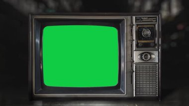 TV alıcısı için boş yeşil ekranı açıp kapatan eski antik televizyonun ön görüntüsü