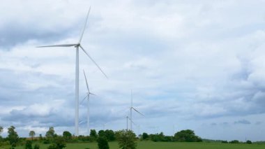 Birçok rüzgar türbini, elektrik, sürdürülebilir enerji çözümleri ve yeşil enerji konsepti üretmek için dağdaki kırsal bölgenin manzarasında yüksektir..