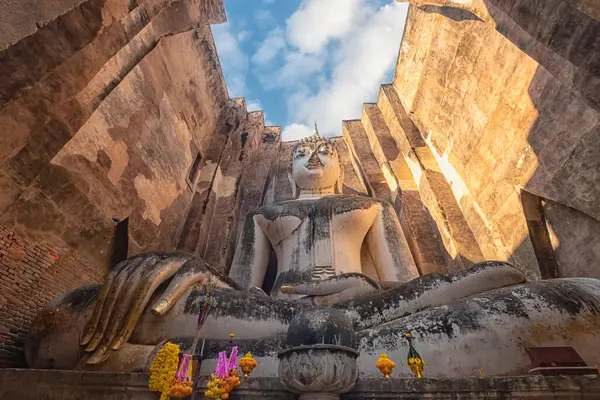 Sri Chum Tapınağı 'ndaki Antik Buda Heykeli UNESCO Dünya Mirası Parkı. Tayland' ın kuzeyindeki Sukhothai 'de turistik manzaraların görüldüğü ünlü bir yer.